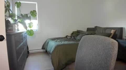 Snapshot of astridluxe chatting on 10.10.25 Astrid Luxe online show from 10.10.25