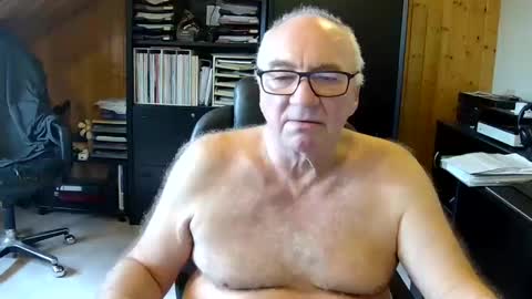 Snapshot of asusandy chatting on 01.04.25 asusandy online show from 01.04.25