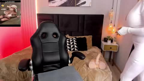 Snapshot of athenearusell chatting on 09.13.25 athenearusell online show from 09.13.25