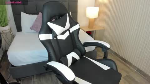 Snapshot of aurora_johnson_ chatting on 12.29.24 A U R O R A online show from 12.29.24