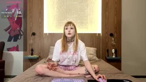 Snapshot of aurora_radiance chatting on 11.06.25 Serena online show from 11.06.25