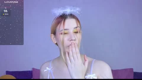 Snapshot of auroralovejoy chatting on 10.29.25 Aurora online show from 10.29.25