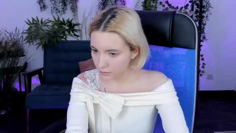 aurorawrenfield online show from 12.05.25