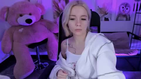 aurorawrenfield online show from 12.17.25