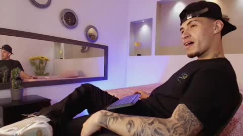 Snapshot of austin_collinss chatting on 12.21.24 AUSTIN online show from 12.21.24