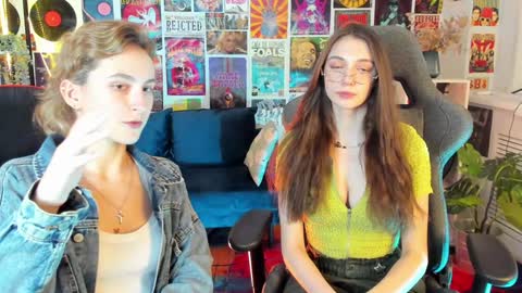 Snapshot of aveangela chatting on 01.10.25 Avie online show from 01.10.25