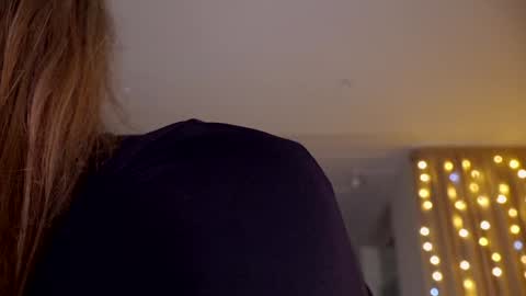 Snapshot of aveksmr chatting on 01.29.25 Kate online show from 01.29.25