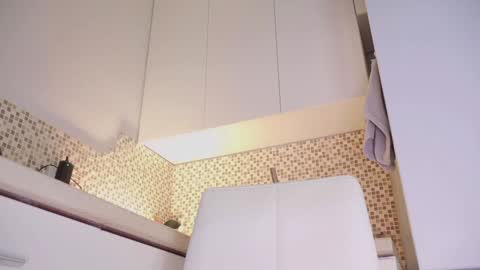 Snapshot of aveksmr chatting on 10.29.25 Kate online show from 10.29.25