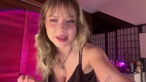 Snapshot of averyyy333 chatting on 11.08.25 Avery online show from 11.08.25