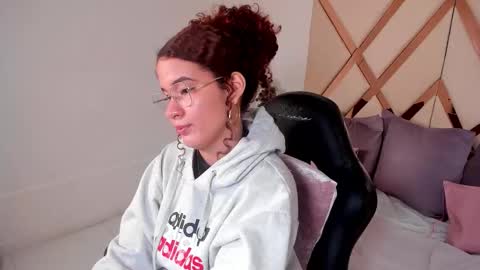 Avril  online show from 12.22.25