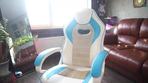 Snapshot of awondrr chatting on 10.18.25 Alice online show from 10.18.25