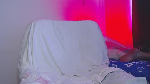 Independiente Model online show from 10.28.25