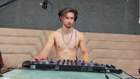 Axel  online show from 06.17.26