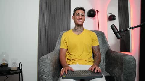 Snapshot of axel_villa chatting on 02.13.25 Agustin online show from 02.13.25