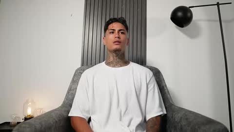 Snapshot of axel_villa chatting on 10.17.25 Agustin online show from 10.17.25