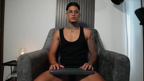 Snapshot of axel_villa chatting on 10.29.25 Agustin online show from 10.29.25