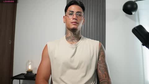 Snapshot of axel_villa chatting on 11.10.25 Agustin online show from 11.10.25