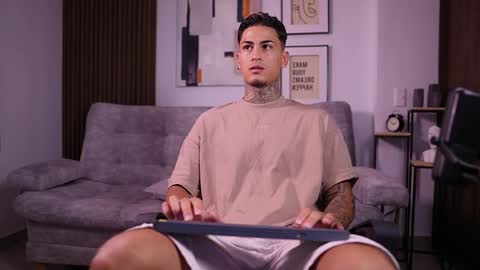 Snapshot of axel_villa chatting on 11.16.25 Agustin online show from 11.16.25