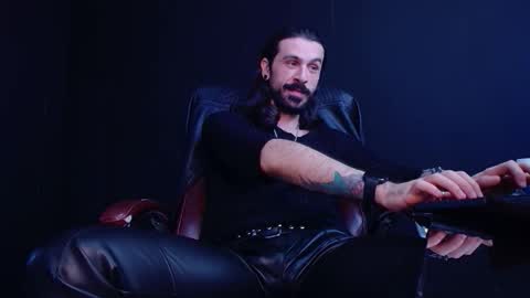 Snapshot of axelcolton chatting on 10.31.25 AxelColton online show from 10.31.25