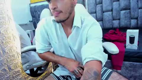 Snapshot of axell_cross2 chatting on 02.08.25 Axell Cross2 online show from 02.08.25