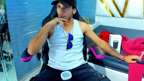 Snapshot of axell_cross2 chatting on 02.11.25 Axell Cross2 online show from 02.11.25