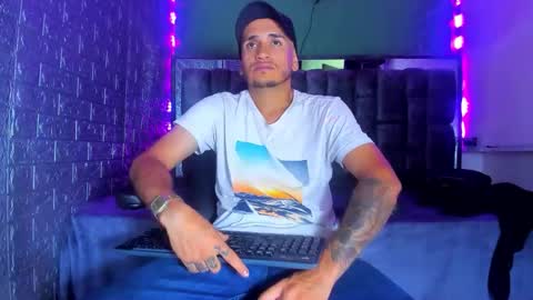 Snapshot of axell_cross2 chatting on 10.18.25 Axell Cross2 online show from 10.18.25