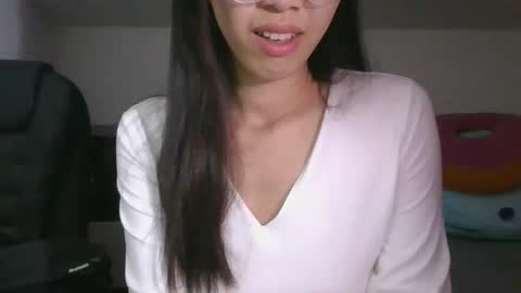 Snapshot of axuepetitt chatting on 05.13.26 axue online show from 05.13.26