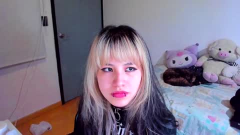 Snapshot of azu_moure chatting on 12.12.24 Azu Moure online show from 12.12.24