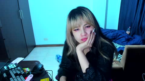 Snapshot of azu_moure chatting on 01.10.25 Azu Moure online show from 01.10.25