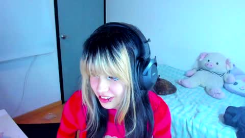 Snapshot of azu_moure chatting on 01.23.25 Azu Moure online show from 01.23.25