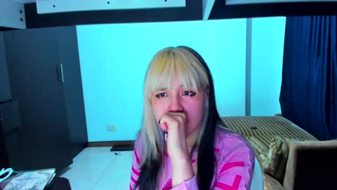 Snapshot of azu_moure chatting on 02.01.25 Azu Moure online show from 02.01.25