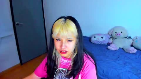 Snapshot of azu_moure chatting on 02.12.25 Azu Moure online show from 02.12.25