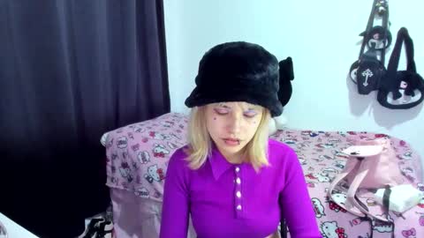 Snapshot of azu_moure chatting on 11.23.25 Azu Moure online show from 11.23.25