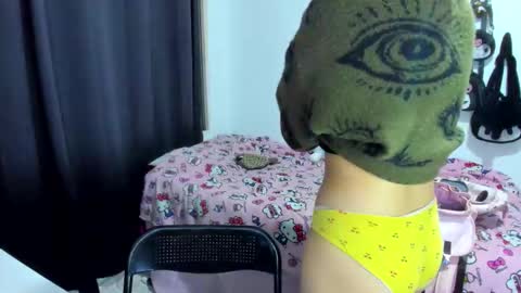 Snapshot of azu_moure chatting on 11.28.25 Azu Moure online show from 11.28.25