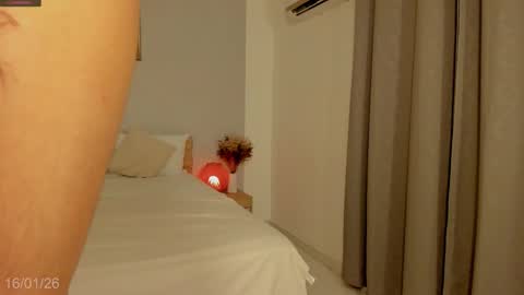 Snapshot of babesexy19_ chatting on 01.17.26 itzell online show from 01.17.26