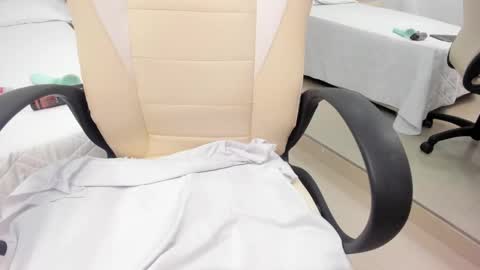 Snapshot of babyangel18_ chatting on 10.12.25 ANGEL online show from 10.12.25