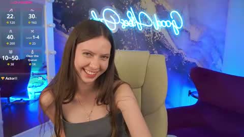 Snapshot of babylumii chatting on 06.23.26 Lady Vi online show from 06.23.26