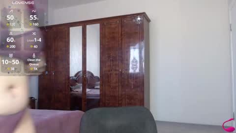 Snapshot of batari_giya chatting on 12.23.24 Lara online show from 12.23.24