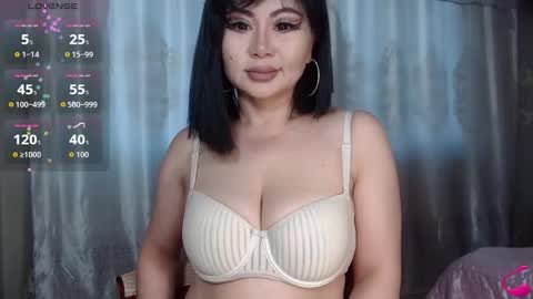 Snapshot of batari_giya chatting on 11.23.25 Lara online show from 11.23.25