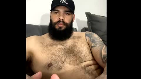 Snapshot of beardmax chatting on 10.18.25 Min online show from 10.18.25