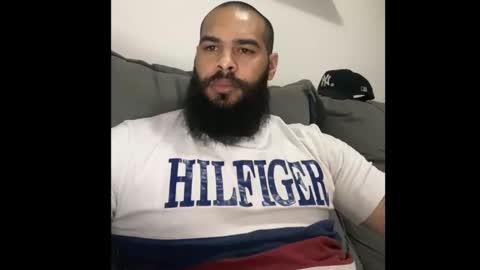 Snapshot of beardmax chatting on 11.21.25 Min online show from 11.21.25