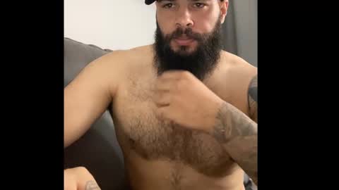 Snapshot of beardmax chatting on 11.22.25 Min online show from 11.22.25