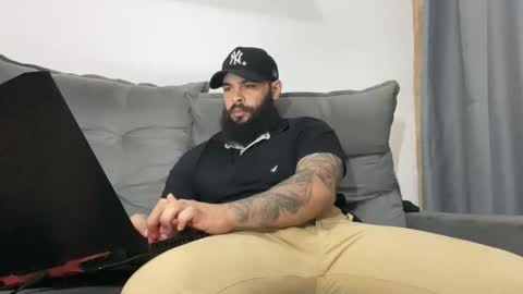 Snapshot of beardmax chatting on 11.26.25 Min online show from 11.26.25