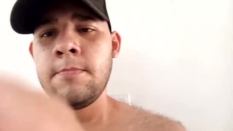 Snapshot of bearhot_bigcock chatting on 11.16.25 Jhon Tenjo and Sofi online show from 11.16.25