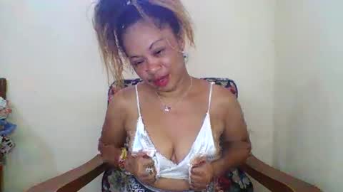 Snapshot of beaute_choco chatting on 10.15.25 Eva online show from 10.15.25