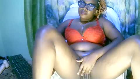 Snapshot of beautifulpeach2 chatting on 02.14.25 beautifulpeach2 online show from 02.14.25