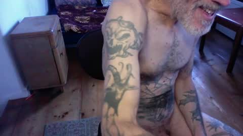 Snapshot of beautifulworld33 chatting on 02.18.25 beautifulworld33 online show from 02.18.25