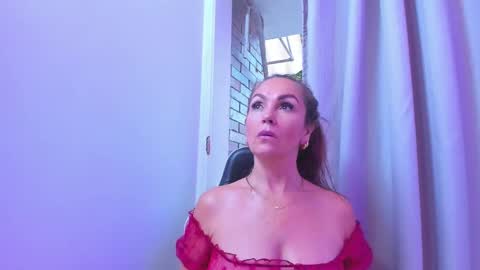 Snapshot of beauty_milf4 chatting on 01.18.25 Chantall online show from 01.18.25