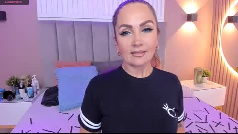 Snapshot of beauty_milf4 chatting on 02.16.25 Chantall online show from 02.16.25