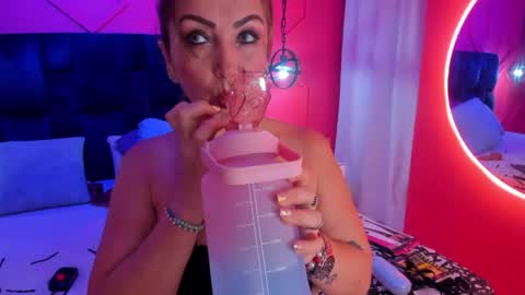 Snapshot of beauty_milf4 chatting on 11.20.25 Chantall online show from 11.20.25
